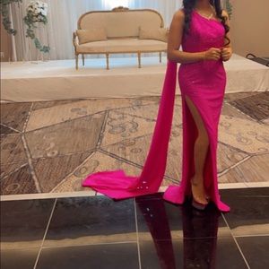 A🌟NEW”🌟SherriHill Elegantpromdress that hasa longslip/longvailattached.Sparkly
